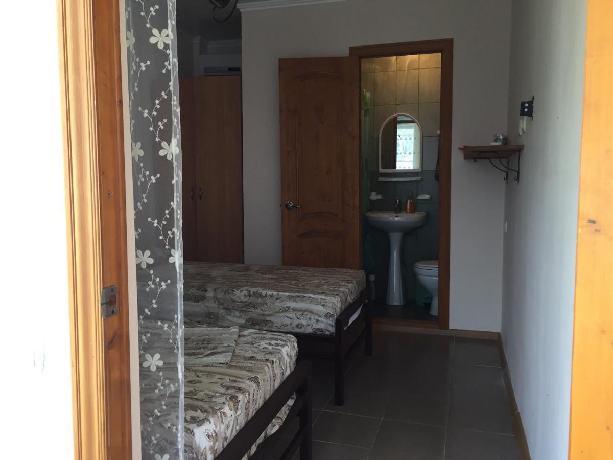 Гостевой Дом Колибри Hotell Gagra Exteriör bild